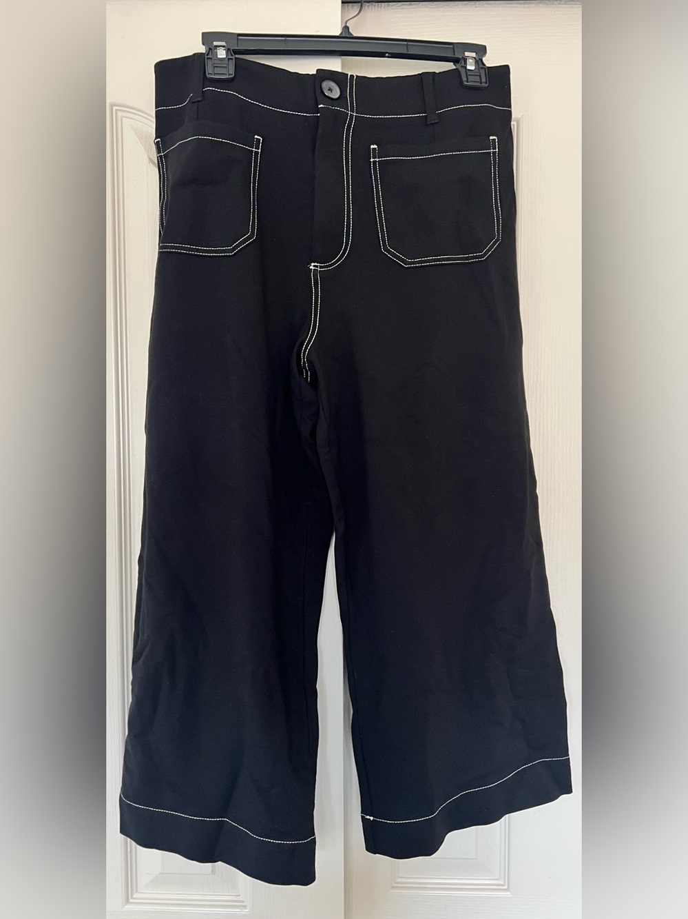 Jones New York Black Wide-Leg Flat-Front Capri Pants with White Topstitching